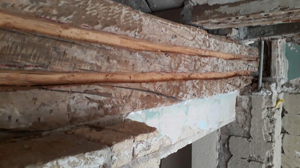 Refuerzo interno de vigas de madera con varillas de fibra de vidrio