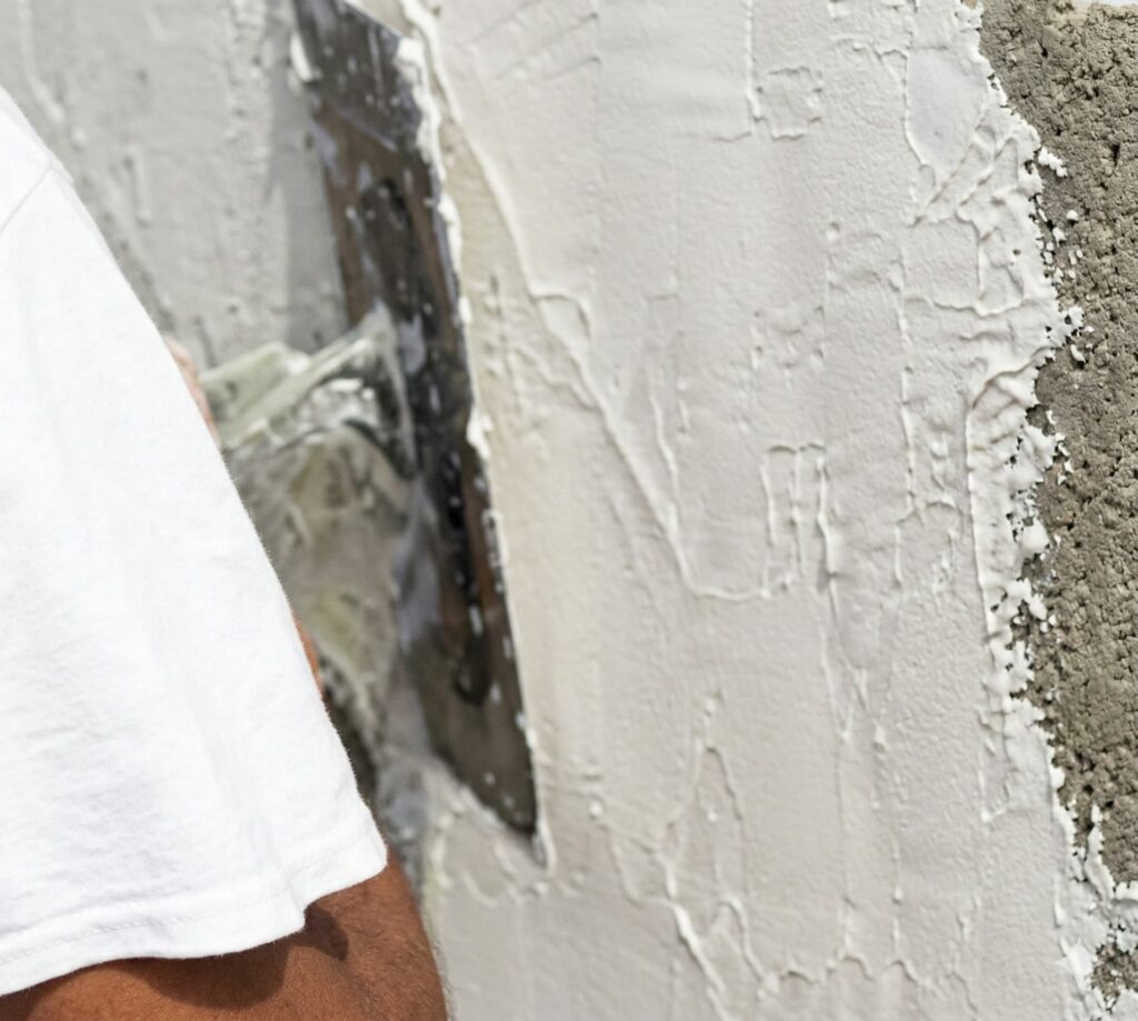 Aplicación de la primera capa de mortero de cal