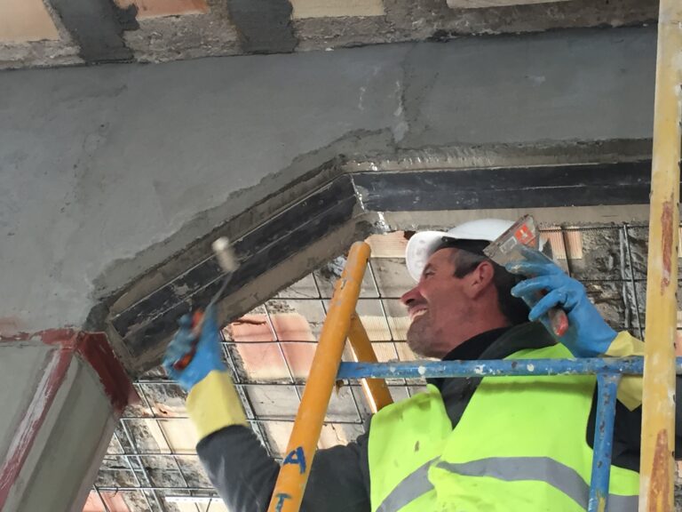 Refuerzo de estructura de hormigón con laminado en fibra de carbono "Oly Plate"